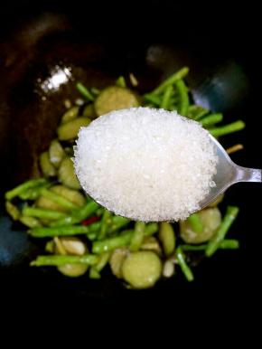 加入一勺糖翻炒均匀！
