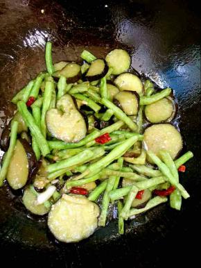 起锅前加入适量的鸡精调味即可！
