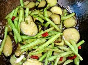 起锅前加入适量的鸡精调味即可！
