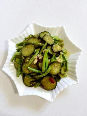 做好的茄子炒豆角，酸酸甜甜的，非常的开胃哦！

