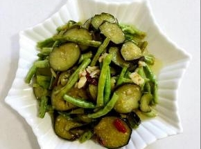 做好的茄子炒豆角，酸酸甜甜的，非常的开胃哦！

