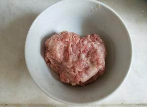 瘦肉糜用盐、黄酒腌制15分钟。