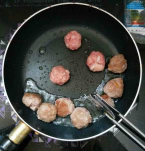 做成小肉丸用油煎至表面金黄