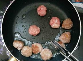 做成小肉丸用油煎至表面金黄