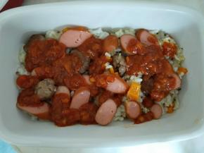 放入炸好的小肉丸，表面倒些番茄牛肉酱。