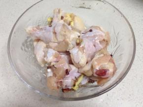 小鸡腿洗净，在两面各划几刀，加入姜丝、花椒和料酒，腌制1个小时。（划几刀，便于入味）