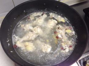 锅里放适量的水烧开，把小鸡腿倒入，煮至10-15分钟捞出沥干备用，