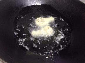 锅里倒入适量的油，等油热后开中水火