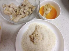 把鸡蛋打入碗中弄成蛋液，把小鸡腿放 入蛋液里裹均匀，最后裹上面包糖。