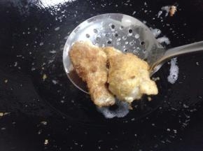 炸至小鸡腿金黄色即可捞出。