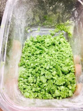 将制作酥粒的材料，用手搓成小颗粒，黄油不需要软化哦