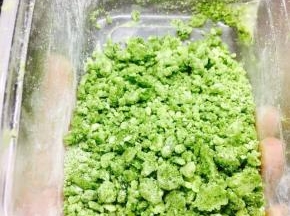 将制作酥粒的材料，用手搓成小颗粒，黄油不需要软化哦