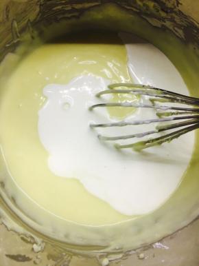 加入玉米淀粉，酸奶，淡奶油，搅拌顺滑