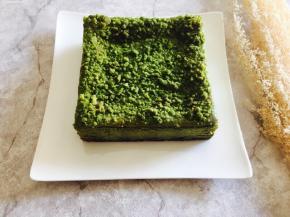 168度烤制40到50分钟，出炉冷却不脱模哦，待温度降低密封冷藏4小时以上，过夜最好，方可脱模