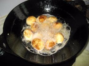 鸡蛋煮熟后，放冷水里浸泡十分钟，等鸡蛋完全凉透后剥壳；
  锅内倒入食用油（可稍微多倒些，这样鸡蛋煎起来上色均匀），中火加热至五六成热（可将筷子放入油锅内，周边起轻微的小泡即可），转小火；
    放入鸡蛋，煎的过程中不时的轻轻翻动鸡蛋，使各面均匀上色。鸡蛋煎至表面金黄，表皮发皱表示已煎好；
