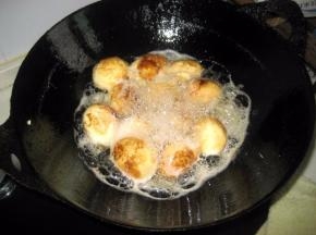 鸡蛋煮熟后，放冷水里浸泡十分钟，等鸡蛋完全凉透后剥壳；
  锅内倒入食用油（可稍微多倒些，这样鸡蛋煎起来上色均匀），中火加热至五六成热（可将筷子放入油锅内，周边起轻微的小泡即可），转小火；
    放入鸡蛋，煎的过程中不时的轻轻翻动鸡蛋，使各面均匀上色。鸡蛋煎至表面金黄，表皮发皱表示已煎好；