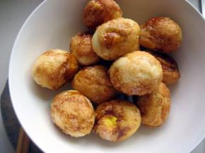 将鸡蛋放在过滤罩上，将多余的油过滤后放在碗中备用；