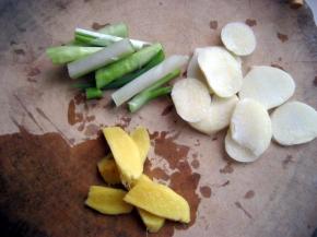 葱切段，姜、蒜切片；
