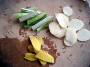 葱切段，姜、蒜切片；