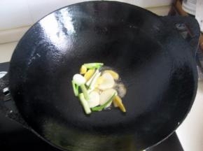 锅中留少许煎鸡蛋的油，油热后放葱、姜、蒜爆香；