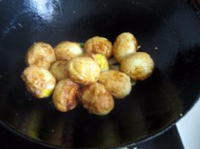 放入煎好的鸡蛋；