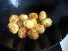 放入煎好的鸡蛋；