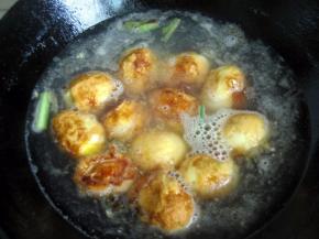 在锅内倒入热水，水量要没过鸡蛋，大火煮沸；