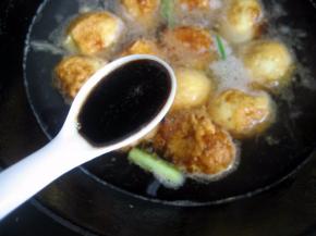 锅内加入2汤匙生抽，半汤匙蚝油；