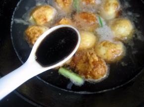 锅内加入2汤匙生抽，半汤匙蚝油；