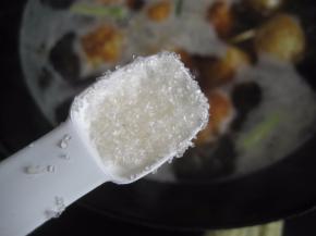 加入一小匙白糖；