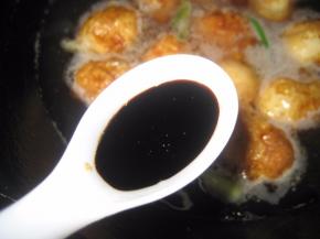 再加入半汤匙老抽；