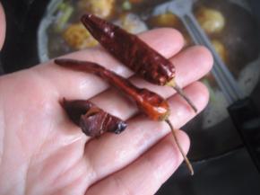 加入三颗干辣椒，嗜辣的可多加些；
