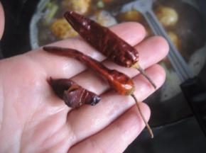 加入三颗干辣椒，嗜辣的可多加些；