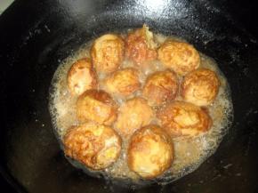 盖上锅盖，小火煮二十分钟后，捞出锅内的葱、姜、蒜和花椒；加锅盖继续煮至汤汁低于鸡蛋时，揭开锅盖；