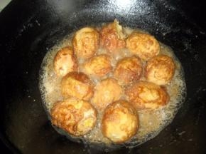 盖上锅盖，小火煮二十分钟后，捞出锅内的葱、姜、蒜和花椒；加锅盖继续煮至汤汁低于鸡蛋时，揭开锅盖；