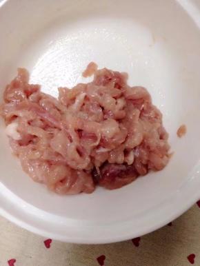 瘦肉洗净切丝，加入少许盐和水淀粉，拌匀，腌5分钟。