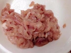 瘦肉洗净切丝，加入少许盐和水淀粉，拌匀，腌5分钟。