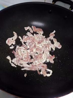 锅里倒入油，放入肉丝划散。