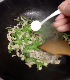 加少许盐与生抽翻炒匀即可出锅。