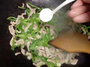 加少许盐与生抽翻炒匀即可出锅。