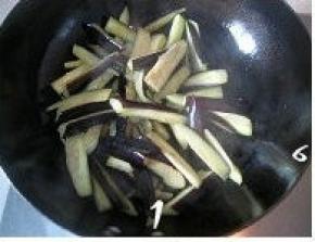准备工作： 茄子洗净控干水份，带皮切成长条；柿子椒去籽洗净，切成小丁；猪绞肉用少许料酒腌制片刻。

锅中倒入适量色拉油，油烧热后倒入茄条；