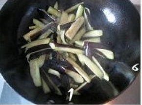 准备工作： 茄子洗净控干水份，带皮切成长条；柿子椒去籽洗净，切成小丁；猪绞肉用少许料酒腌制片刻。

锅中倒入适量色拉油，油烧热后倒入茄条；