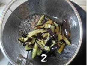 大火将茄条炸至变软，捞出沥油；