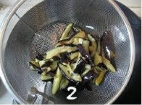 大火将茄条炸至变软，捞出沥油；