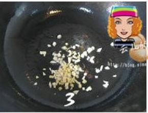 锅中少许底油，放入姜末、蒜末爆出香味；