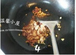 放入郫县豆瓣炒至色泽红亮，把腌好的猪绞肉放入锅中炒散。如觉得有些干，可倒少许清水翻炒，以免糊锅。