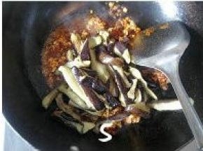 放入炸好的茄条