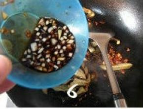 倒入鱼香汁和250ML高汤（或清水）；