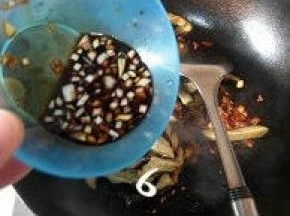 倒入鱼香汁和250ML高汤（或清水）；