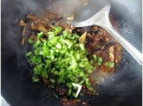 大火煮至汤汁快干时，将柿子椒丁倒入翻炒；